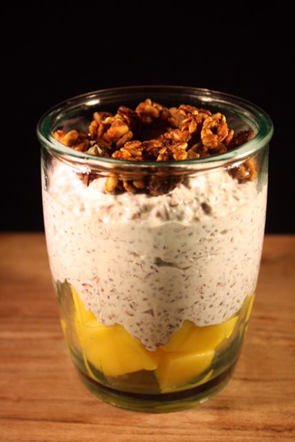 Overnight oats met mango en granola