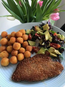 Aardappelbolletjes met sla en schnitzel
