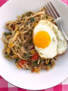 Bami met gebakken ei
