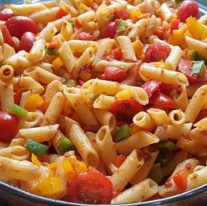 Kleurrijke pastasalade