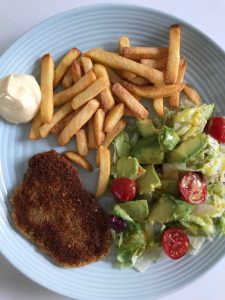 Frietjes met schnitzel en salade