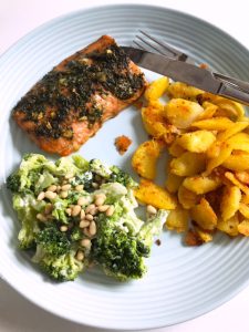 Zalm met honing/tijm dressing, gebakken aardappeltjes en broccoli