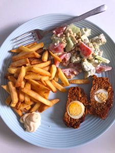 Frietjes met gehaktbrood en salade