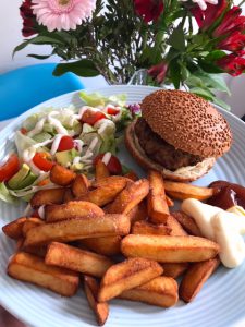 Ovenfriet met broodje hamburger en sla