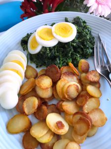Gebakken aardappeltjes met spinazie en ei