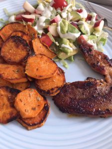 Zoete aardappel met speklapjes en salade
