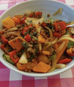 Salade van linzen, zoete aardappel en krulandijvie