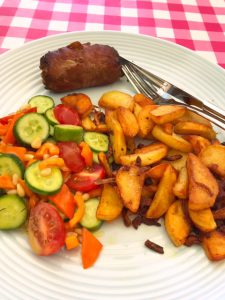 Gebakken aardappels met boerenvink en kleurrijke salade