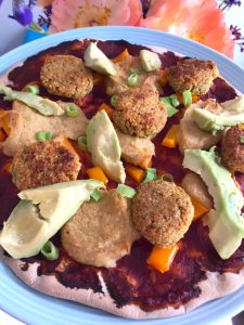 Pizza met hoemoes en falafel