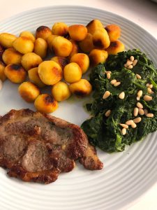 Aardappelbolletjes met spinazie en procureurlapje
