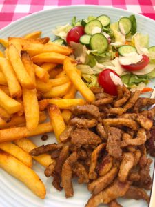 Patat met shoarma en salade