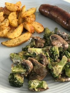 Aardappeltjes uit de oven met broccoli/champignons en saucijsje
