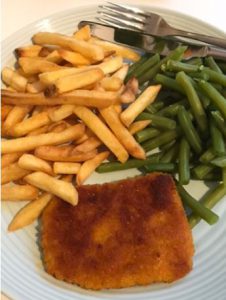 Schnitzel met friet en sperziebonen