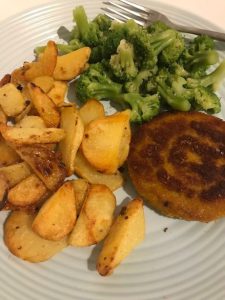Gebakken aardappelen met broccoli en kipburger